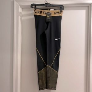 Nike black and gold leggings, brand new with tags no stain no odors. Size L
